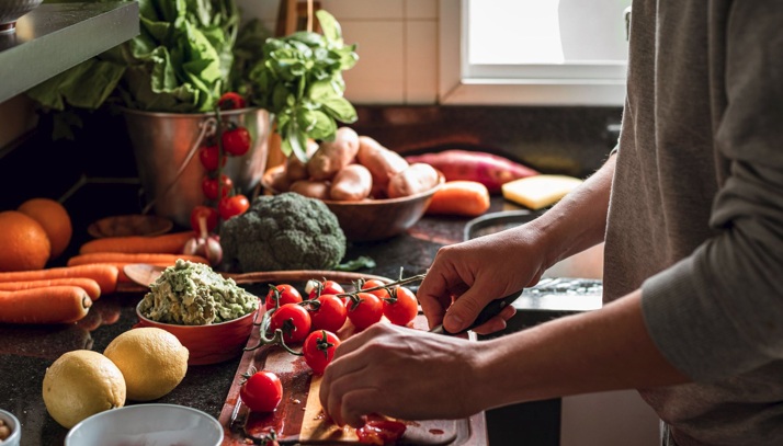 Cuando la cocina se cruza con la salud: seguridad, servicio y nuevas salidas profesionales